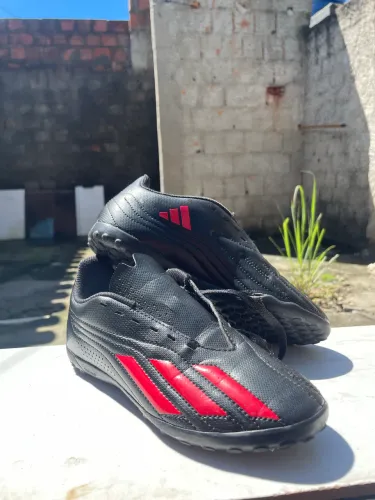 Chuteira ADIDAS (original )nova , motivo da venda não dá mais em meu filho 