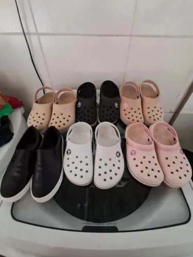 Vendo todos esses calçados crocs e um sapatênis.