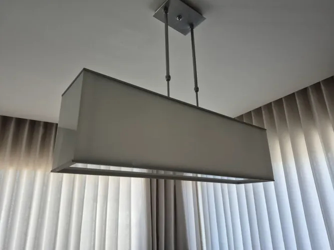 Lindo pendente mesa de jantar. C=80cm, A=20cm L =18 cm. Com 5 lâmpadas. ,