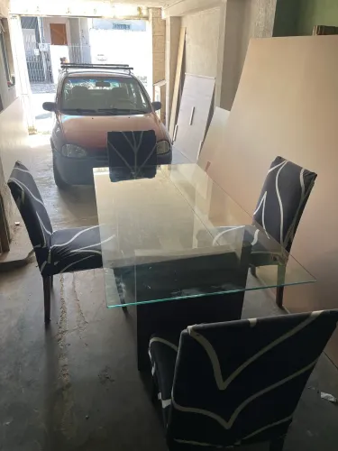 Mesa de vidro com cadeiras