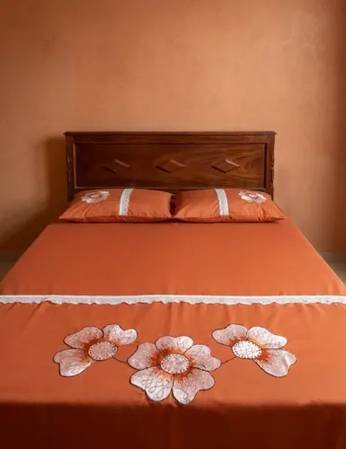 PRA VENDER URGENTE Jogo de Cama Casal Completo Terracota c/ Bordado Floral