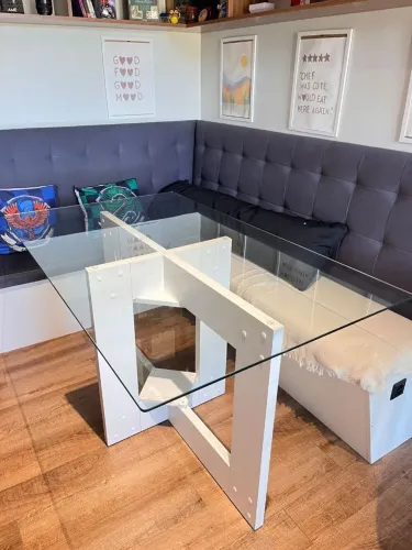 Mesa de jantar 1,50 x 0,90 m com tampo de vidro - R$ 200