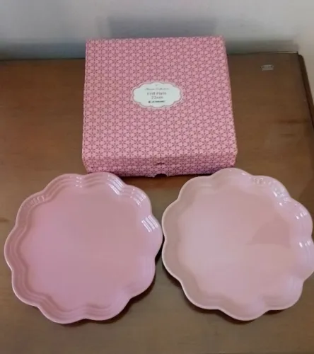 Set Pratos Frizz Rosa Pink Cetim Le Creuset
