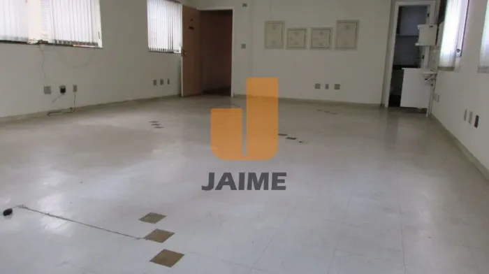 Excelente sala comercial, tudo branco com opção de colocar divisória, ótima localização!!!