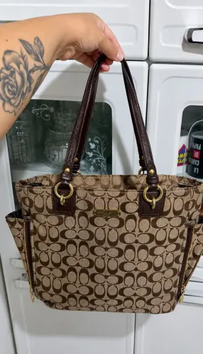 Bolsa coach original com detalhes em couro.