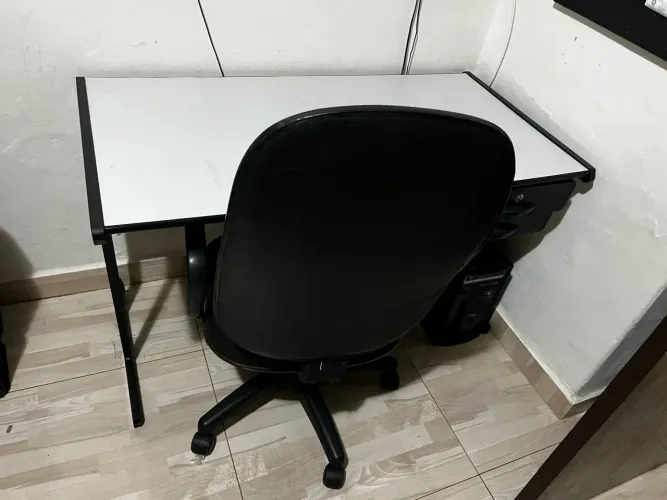 Mesa e cadeira 