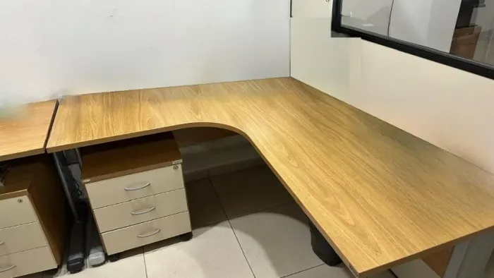 Mesa para escritório em L 1,00X1,20mts com gaveteriro movel com rodinhas