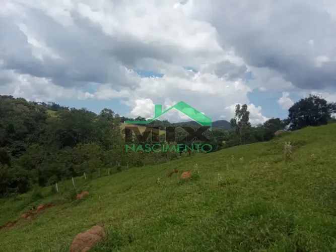 Terreno rural 65.000m² com ribeirão, pastagem, curral e pomar à venda em Pedra Bela/Pinhal