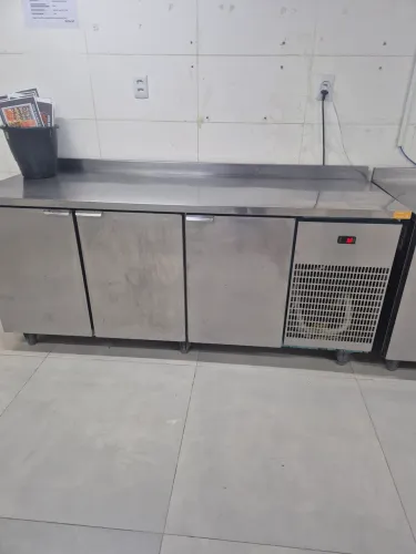 Vendo dois balcões frigorífico 7500, 00 cada um!!!! novíssimo. Otimo estado.