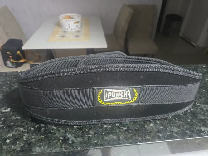 cinto de musculação (cinturão lombar) da marca Punch, modelo Power.