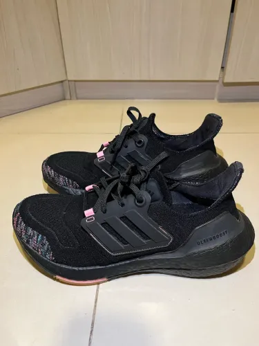 Tênis Adidas Ultraboost Preto e Rosa