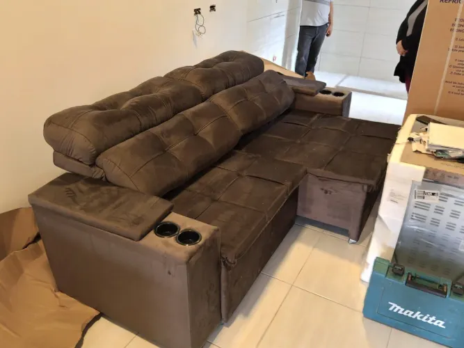 Sofá Retrátil Reclinável 2 lugares com mola ensacada Pilow com porta copo