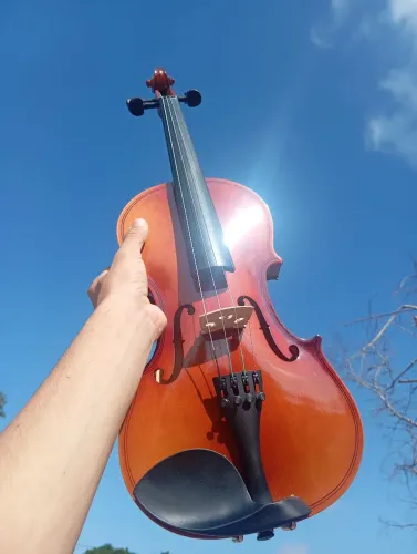 Violino 4/4 completo, acompanha , estojo , arco e breu. Aceito propostas