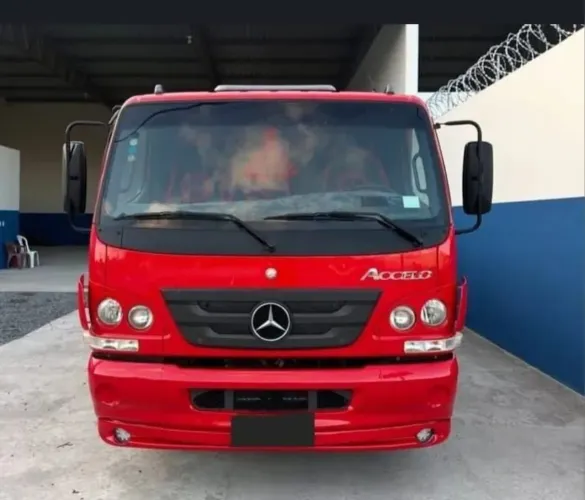 ACCELO 815 CARROCERIA ANO 2015.
