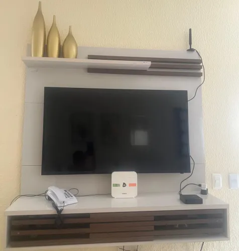 Vendo móveis, valor individual,painel: 300, aparador de livros 60, guarda roupa: 350.