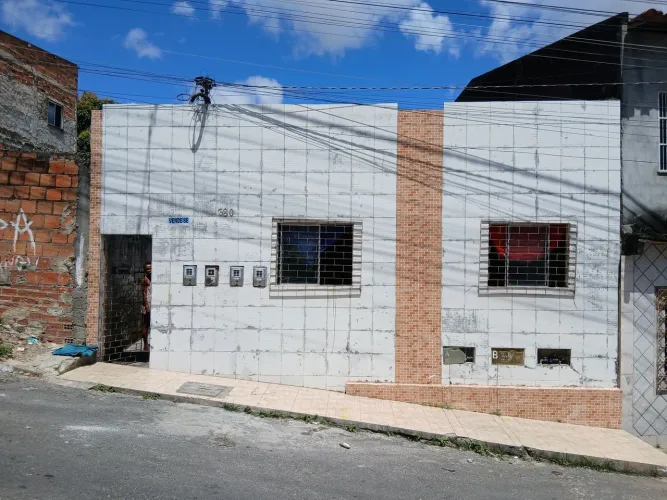 Vila com três casas para venda. Ótima oportunidade de investimento. 