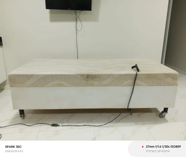Cama hospitalar articulada com controle para mudar posições.