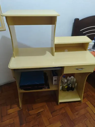 Mesa para Computador / Escritório com Gaveta e Nichos - Excelente Estado