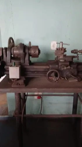Torno Mecânico Industrial - Robusto e Funcional