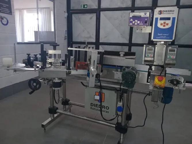 Rótula automática 3.000 frasco por hora.