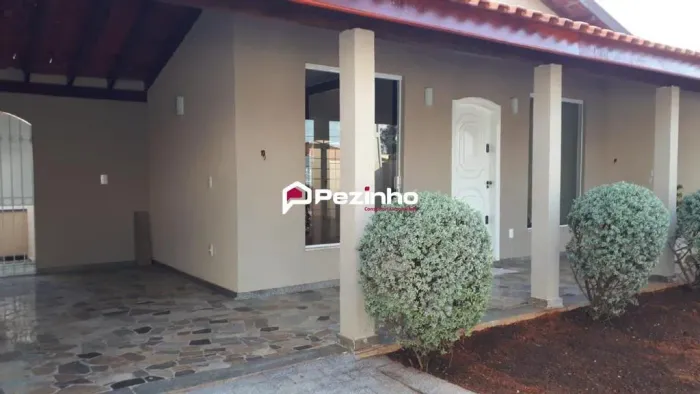 Casa em Condomínio fechado, com 3 quartos sendo 1 suíte.