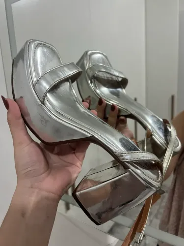 Sandália prata TAM 38
