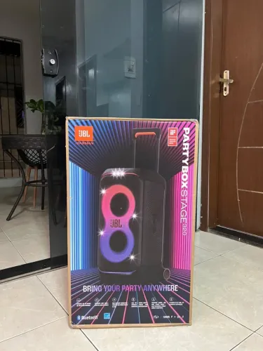 Caixa de Som JBL PartyBox Stage 320 Bluetooth com LED RGB e Bateria Recarregável
