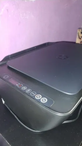 A HP DeskJet Ink Advantage 2774 é uma multifuncional 3 em 1 (imprime, copia e digitaliza)