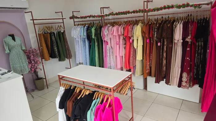 Vendo acessórios de loja de roupas completos