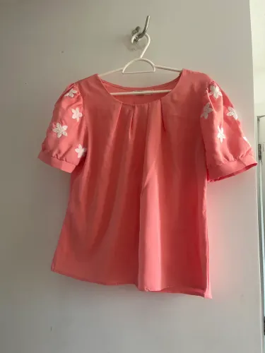Blusa rosa com bordado na manga