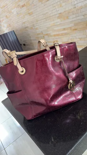 Bolsa com Alça Michael Michael Kors Jet Set Monogram Verniz Vinho