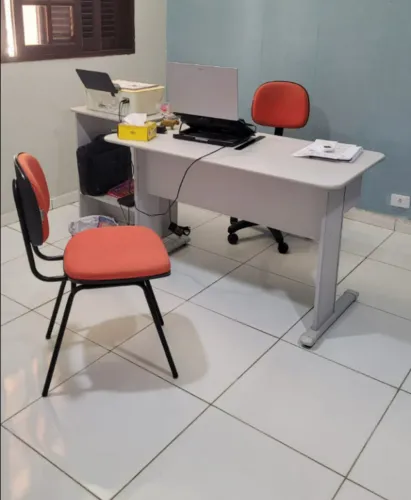 Mesa escritório com cadeiras