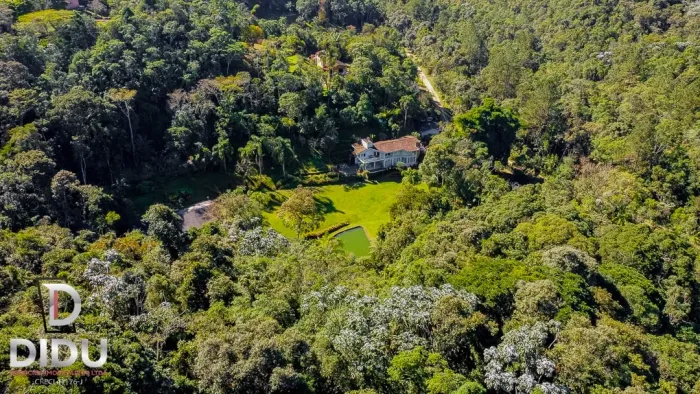 Casa para venda em Jardim Shangrilá com 4 quartos, sendo 1 suíte, 400m²