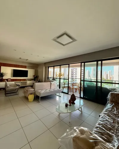 Apartamento á venda possui 203 metros quadrados com 5 quartos em Madalena - Recife - PE.