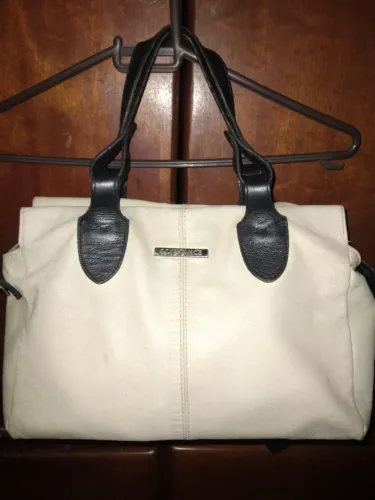 Bolsa grande CONSTANCE, couro legítimo, Off White detalhes em preto. 