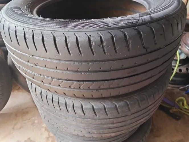 Vendo 4 pneus bons 205/60R15. 75 reais cada 