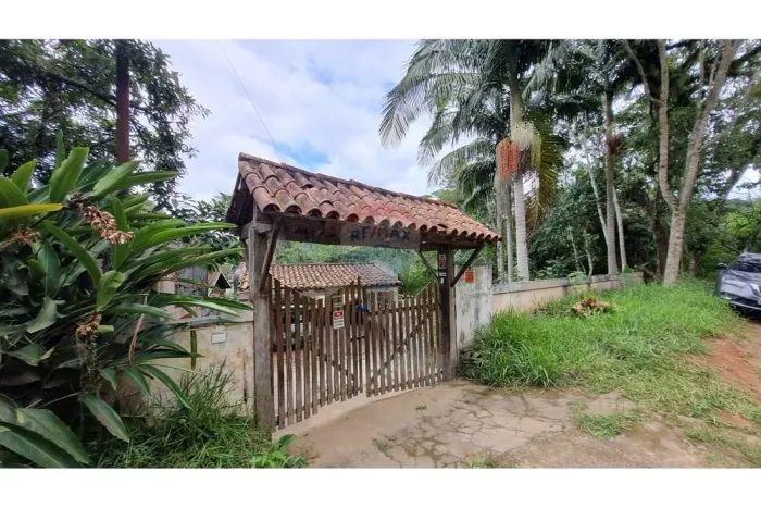 Chacara com 1.002 m2 e 341 m2 de area construída em Embu das Artes