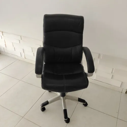 Cadeira escritório semi-nova