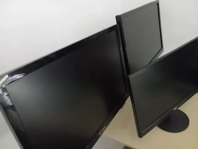 3 MONITORES + SUPORTE DE MESA **LEIA DESC** --> VENDO OU TROCO