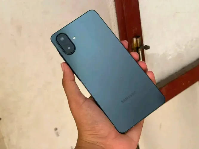 Celular novo 2 mês de uso Samsung a07 128 GB de memória a companhia carregador