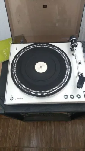 A um Toca Discos de Vinil Phillips.
