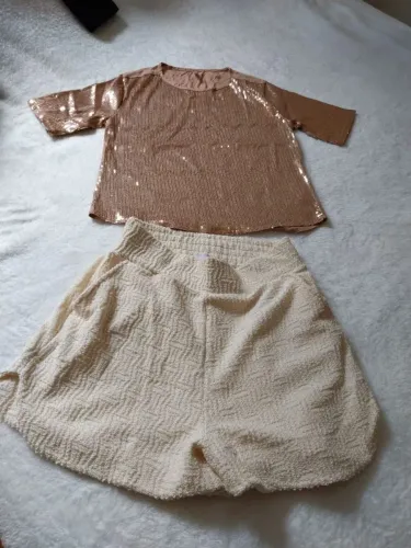 Conjunto de shorts e camisa feminina