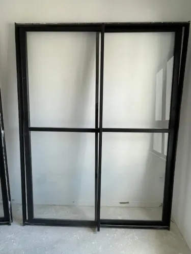 Porta em Esquadria de alumínio preto com vidro incolor 1,64 x 2,10 m
