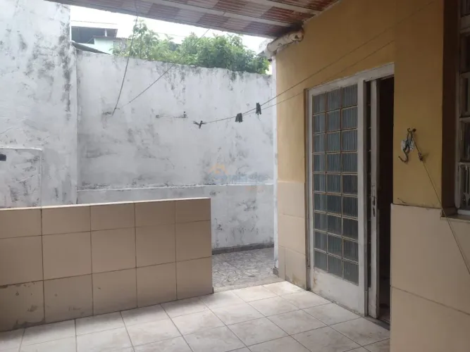 CASA COM 4 QUARTOS 2 SUITES, 3 VARANDAS, 02 VAGAS NO BAIRRO 1º DE MAIO