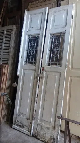 Porta social de duas folhas em Cedro com detalhes em ferro vazado e vidro