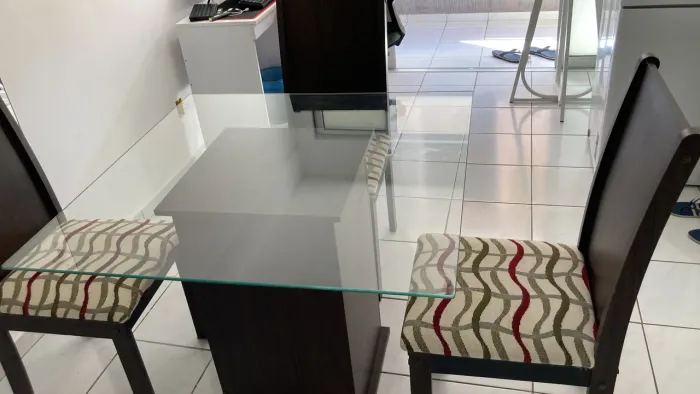 Mesa com 3 cadeiras 