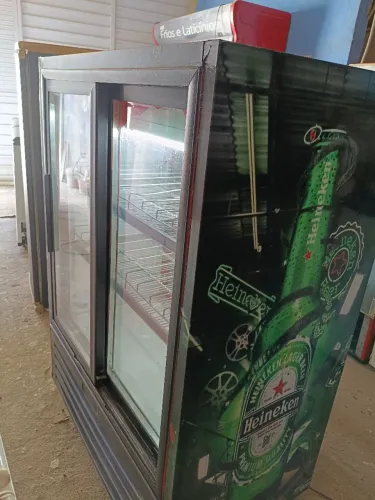 Vende-se expositor vertical quatro portas de correr duas de cada lado motor 220vts