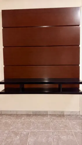 PAINEL + RACK SUSPENSO PARA TV - MADEIRA ESCURA / PRETO