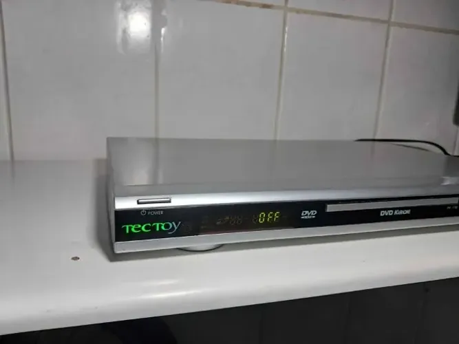 Aparelho de DVD Karaoke da Tec Toy, ele liga, gira o CD, mas precisa limpar o leitor