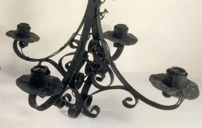 Antigo lustre em ferro forget patinado de preto para quatro lâmpadas descrição